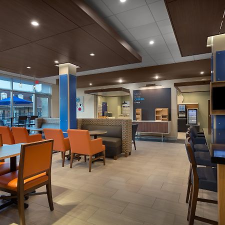 Holiday Inn Express & Suites - Fayetteville South, An Ihg Hotel Экстерьер фото